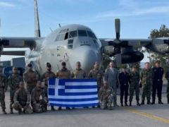 Unser Foto (© Eurokinissi) zeigt die griechische Delegation vor der Abreise nach Libyen.