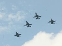 Unser Beispielfoto (© Eurokinissi) zeigt Kampfflugzeuge der griechischen Luftwaffe über der Ägäis.