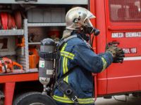 Unser Archivfoto (© Eurokinissi) zeigt ein Mitglied der griechischen Feuerwehr im Einsatz. 