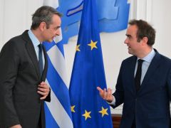 Unser Foto (© Eurokinissi) entstand während des Treffens zwischen Premierminister Kyriakos Mitsotakis (l.) und dem französischen Verteidigungsminister Sébastien Lecornu in Athen.