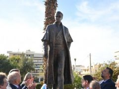 Unser Foto (© Eurokinissi) zeigt die Kapodistrias-Statue am Gouverneur-Ioannis-Kapodistrias-Platz im Athener Vorort Elliniko-Argyroupoli.