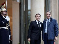Unser Archivfoto (© Eurokinissi) entstand während eines früheren Treffens zwischen Premierminister Kyriakos Mitsotakis (r.) und dem französischen Präsidenten Emmanuel Macron.