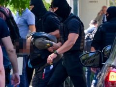 Unser Foto (© Eurokinissi) entstand während der Überstellung des 37-jährigen Palästinensers zum Gericht in Athen.
