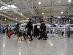 Unser Archivfoto (© Eurokinissi) entstand im Athener Flughafen „Eleftherios Venizelos“.