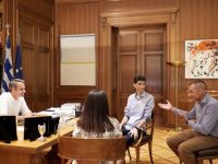 Unser Foto (© Pressebüro des Premierministers / Dimitris Papamitsos) entstand im Büro des Ministerpräsidenten während eines Treffens mit dem 19-jährigen Schüler Kourosh Baygi Nourmohammadi.