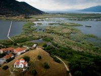 Unser Archivfoto (© Eurokinissi) zeigt einen Teil der Presa-Seen.