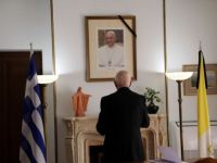 Unser Foto (© Eurokinissi) entstand in der Botschaft des Vatikans in Athen.