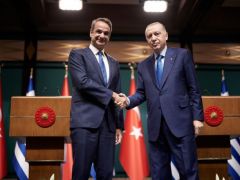 Unser Archivfoto (© Eurokinissi) entstand während eines Treffens zwischen Premierminister Kyriakos Mitsotakis (l.) und dem türkischen Präsidenten Recep Tayyip Erdogan.