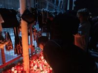  Unser Foto (© Eurokinissi) zeigt die Mannschaft von PAOK, die Blumen niederlegen, um ihre Trauer um die ums Leben gekommenen Fußballfans auszudrücken. .