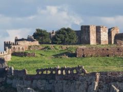 Das Foto (© www.visitlesvos.gr) zeigt die Burg von Mytilini.