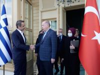 Unser Archivfoto (© Eurokinissi) zeigt Ministerpräsident Kyriakos Mitsotakis (l.) mit dem türkischen Präsidenten Recep Tayyip Erdoğan am 13. März 2022 während einer Begegnung in Istanbul.