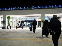 Unser Archivfoto (© Eurokinissi) entstand auf dem Flughafen von Santorini.