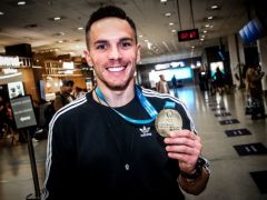 Unser Foto (© Eurokinissi) zeigt Eleftherios Petrounias mit seiner Goldmedaille nach seiner Rückreise in Athen.