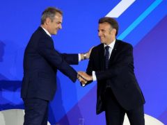 Unser Foto (© Eurokinissi) entstand während des Treffens zwischen Premierminister Kyriakos Mitsotakis (l.) und dem französischen Präsidenten Emmanuel Macron in Athen.
