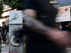 Unser Foto (© Eurokinissi) entstand am Montag (18.9.) am Denkmal von Pavlos Fyssas in Keratsini.
