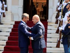 Unser Foto (© Eurokinissi) zeigt Premierminister Kyriakos Mitsotakis (l.) und den libanesischen Präsidenten Joseph Aoun.