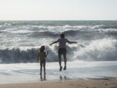 Freudensprünge am Meer auf unserem Archivfoto (© Eurokinissi).