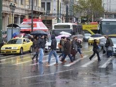 Unser Archivfoto (© Griechenland Zeitung / Jan Hübel): die Athener Innenstadt bei Regen.