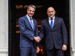 Unser Archivfoto (© Eurokinissi) entstand Anfang Juli 2024. Abgebildet sind Ministerpräsident Kyriakos Mitsotakis (l.) und Rumen Radew, der damals im Amt des bulgarischen Staatspräsidenten nach Athen gekommen war. 