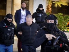 Unser Foto (© Eurokinissi) entstand vor dem Gericht, wo zwei der Verdächtigen ihre Aussage zu Protokoll gegeben haben.