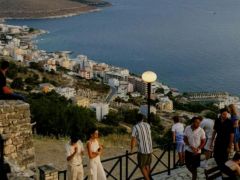 Foto (© : https://unsplash.com/de/fotos/die-menschen-geniessen-den-blick-auf-die-kustenstadt-jiK0mCgHKZY)