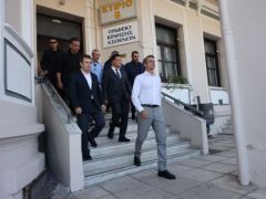 Unser Foto (© Eurokinissi) zeigt Ministerpräsident Kyriakos Mitsotakis, der den bei den Anschlägen verletzten Personen in Thessaloniki einen Besuch abstattete.