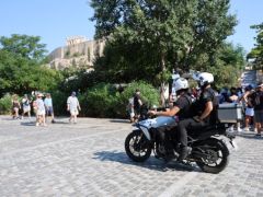 Unser Foto (© Eurokinissi) entstand am Dienstag (21.7.) vor dem Südeingang zur Athener Akropolis.