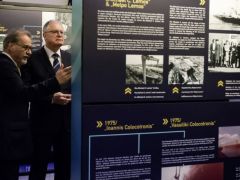 Unser Foto (© Eurokinissi) zeigt Staatspräsident Konstantinos Tassoulas bei der Eröffnung der Ausstellung „The Sea Unites – Die griechische Schifffahrt und das deutsche Wirtschaftswunder“ im Athener Kriegsmuseum.