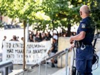 Unser Foto (© Eurokinissi) entstand Mitte Juli vor dem Gerichtshof von Thessaloniki.