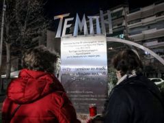 Unser Archivfoto (© Eurokinissi) zeigt ein Mahnmal für die Opfer des Tempi-Zugunglücks in Larissa.