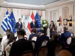 Unser Foto (© Eurokinissi) entstand während des Treffens zwischen Premierminister Kyriakos Mitsotakis (l.) und dem österreichischen Bundeskanzler Christian Stocker in Salzburg.