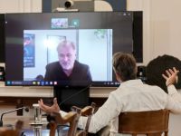 Unser Foto (© Eurokinissi) entstand während des Videogesprächs zwischen Premierminister Kyriakos Mitsotakis und dem britischen Regisseur Christopher Nolan.