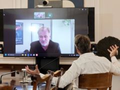Unser Foto (© Eurokinissi) entstand während des Videogesprächs zwischen Premierminister Kyriakos Mitsotakis und dem britischen Regisseur Christopher Nolan.