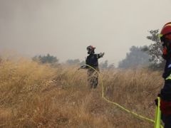 Unermädlicher Einsatz der Feuerwehren (Foto: © Eurokiniss)