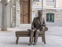 Vorbild für das Kavafis-Denkmal in Athen ist ein Foto (s. u.) (Fotos: onassis.org)