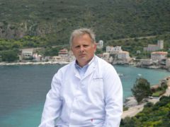 Foto (© nd): Der Arzt Anargyros Mariolis ist in der peloponnesischen Stadt Areopoli zu Hause.