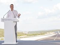 Unser Foto (© Eurokinissi) zeigt Premierminister Kyriakos Mitsotakis bei der Übergabe der Autobahn E65 von Zentralgriechenland in Grevena.
