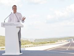 Unser Foto (© Eurokinissi) zeigt Premierminister Kyriakos Mitsotakis bei der Übergabe der Autobahn E65 von Zentralgriechenland in Grevena.
