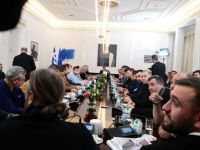 Unser Foto (© Eurokinissi) entstand am Dienstag (13.1.) während des Treffens zwischen Premierminister Kyriakos Mitsotakis und Vertretern der Landwirte.