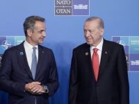 Unser Foto (© Eurokinissi) zeigt den griechischen Ministerpräsident Kyriakos Mitsotakis (l.) während des NATO-Gipfeltreffens in Ankara mit dem türkischen Staatspräsidenten Recep Tayyip Erdoğan.