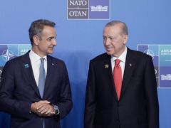 Unser Foto (© Eurokinissi) zeigt den griechischen Ministerpräsident Kyriakos Mitsotakis (l.) während des NATO-Gipfeltreffens in Ankara mit dem türkischen Staatspräsidenten Recep Tayyip Erdoğan.
