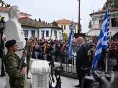 Unser Foto (© Eurokinissi) zeigt Verteidigungsminister Nikos Dendias im Dorf Emmanouil Papas.