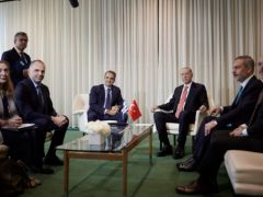 Unser Archivfoto (© Eurokinissi) entstand am 24. September 2024 bei einem damaligen Treffen zwischen Premier Kyriakos Mitsotakis mit dem türkischen Präsidenten Recep Tayyip Erdoğan.