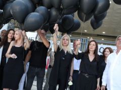 Unsere Fotos (© Eurokinissi) entstanden am Dienstag (3.6.) vor dem Gerichtshof in Athen.