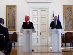 Unsere Archivfotos (© Eurokinissi) entstanden im November 2024 während eines Treffens zwischen dem griechischen Außenminister Jorgos Gerapetritis (r.) und seinem türkischen Amtskollegen Hakan Fidan.