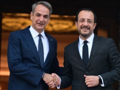 Unser Archivfoto (© Eurokinissi) zeigt Premierminister Kyriakos Mitsotakis (l.) und den Zypernpräsidenten Nikos Christodoulidis.