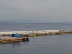 Foto (© Griechenland Zeitung / Jan Hübel): Rafina mit Wolken.