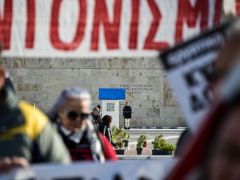 Unser Archivfoto (© Eurokinissi) entstand während einer früheren Demonstration vor dem Parlamentsgebäude in Athen.
