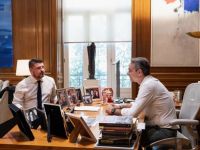 Unser Foto (© Eurokinissi) zeigt den Kandidaten Nikos Chardalias (r.) während einer Unterredung mit dem ND-Vorsitzenden und Ministerpräsidenten Kyriakos Mitsotakis in dessen Büro.