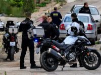 Unser Foto (© Eurokinissi) zeigt die Polizei am Tatort